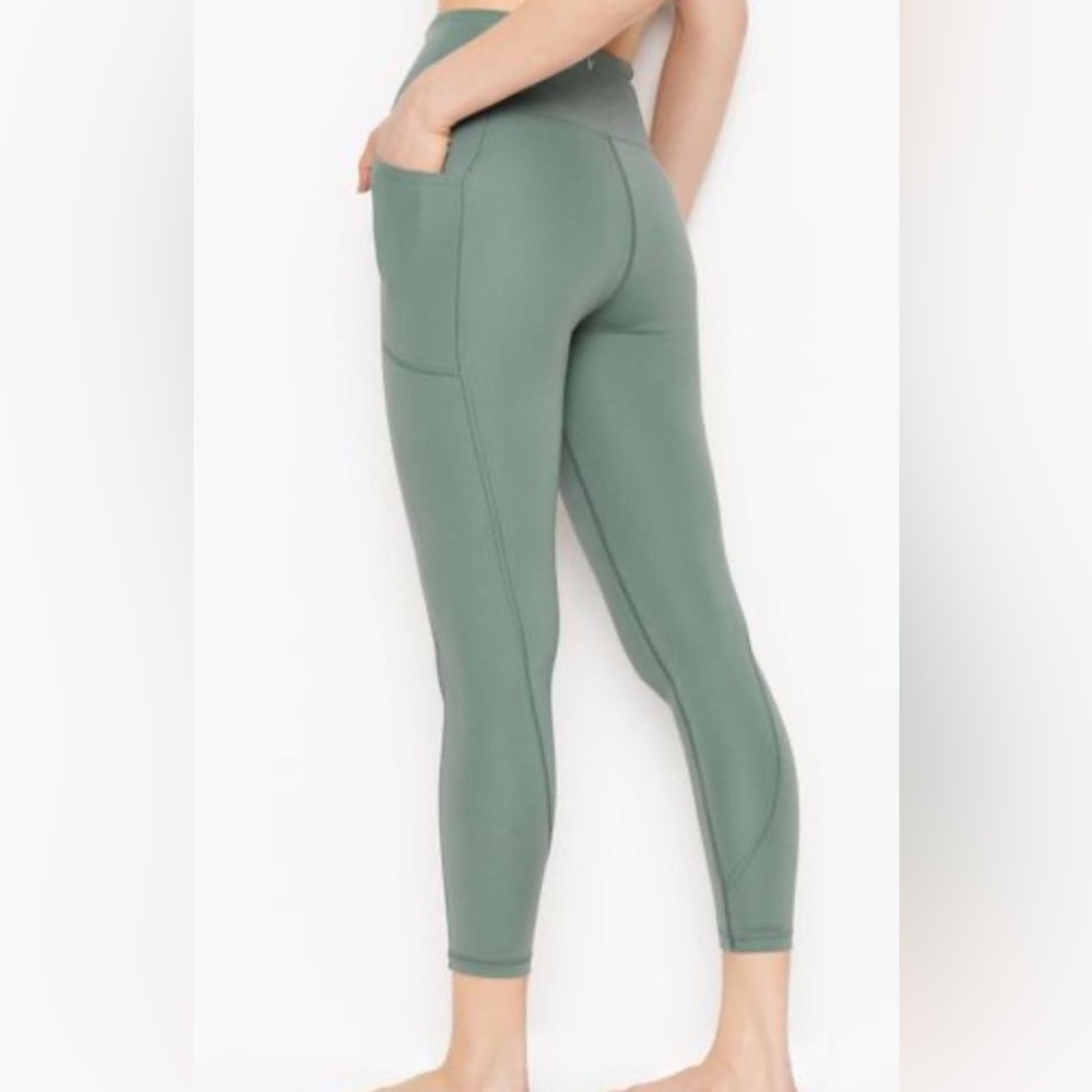Victoria’s Secret Incredible Essential Cropped Legging With Pockets